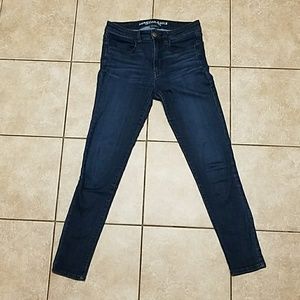 American Eagle Highwaisted Jeans. Size 6.